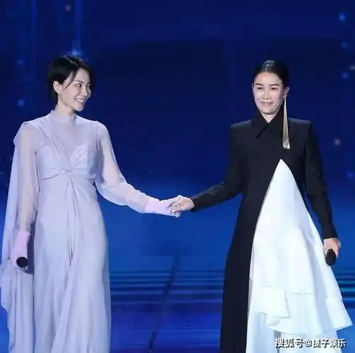未婚生子再嫁富豪,恩师骂她狗脑王菲叫她大傻,看那英到底有多彪