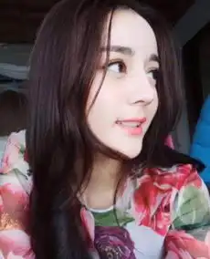 迪丽热巴生日,热巴直播关掉了美颜,开心的和爱丽丝聊天