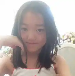 李亚鹏小女儿近照曝光,表情严肃,越来越神似王菲