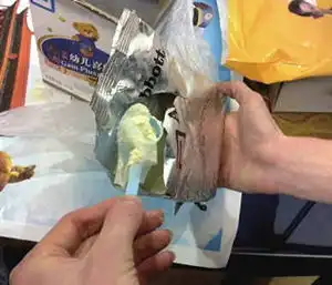 雅培奶粉惊现半截避孕套