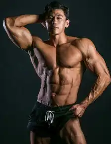 从一个胖子到肌肉男,要多长时间25岁小伙,4年练出一身肌肉
