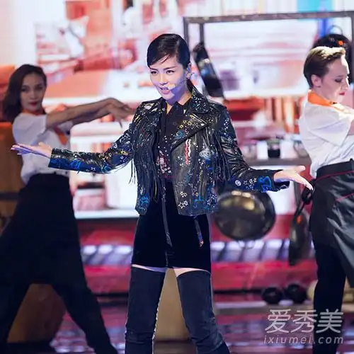 跨界歌手刘涛扩大了原来的高挑头和婚纱匹配