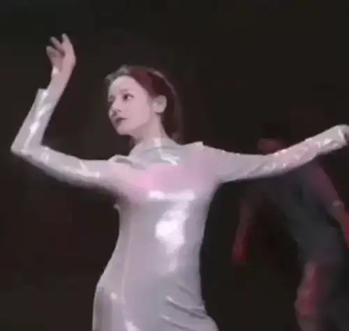 有种韵味叫迪丽热巴穿液体裙,镜头拉近后,网友这谁顶得住