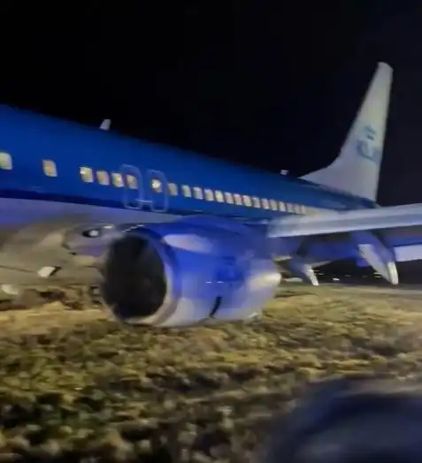 荷兰皇家航空公司一架波音737800发生液压故障,冲出跑道,无人伤亡