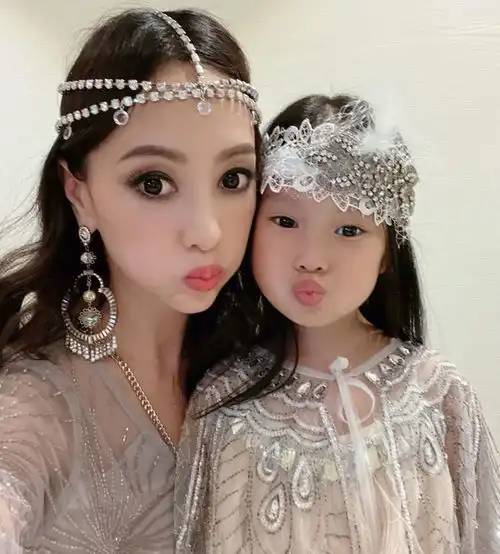 台湾第一千金关颖晒全家福庆新年,4年生3胎的她大秀纤美身材很少女