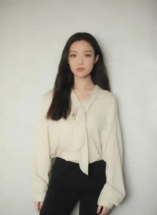 倪妮真是骨相美女标杆,360度无死角的长相,穿什么都美翻了