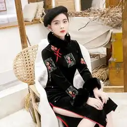 如何展现十足韵味儿复古酒红旗袍这样穿