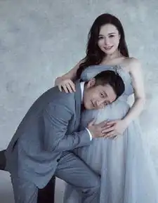 冉莹颖首次晒出小儿子正面照,头发超浓密,三个儿子长得超像