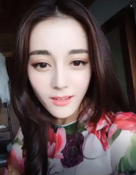 迪丽热巴生日直播关美颜登顶热搜榜,网友有颜值就是任性