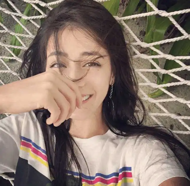 迪丽热巴晒童年庆生照,却被细心网友发现出身不一般