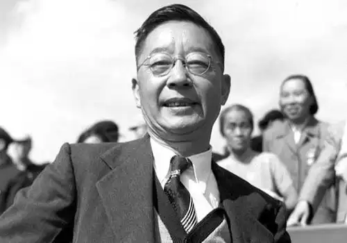 老舍和女作家同居后,妻子赶来,她留书于他各据一城,永不相见