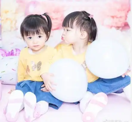 熊黛林晒照为双胞胎女儿庆生,一个像妈一个像爸,颜值差异太大