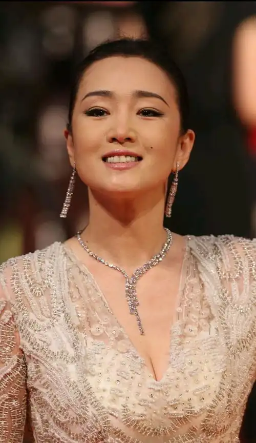 巩俐夫妇随法国总统马克龙专机回国,她的国籍问题再次引发热议