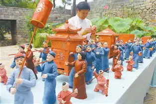 山东枣庄农民艺人制作泥塑百人迎亲