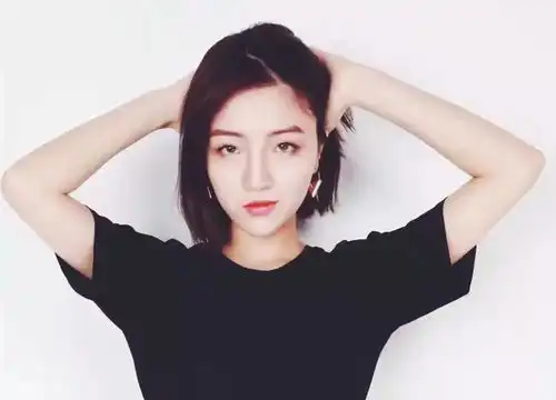 专访热度王丽拉短发酷女孩