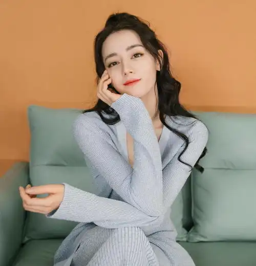 迪丽热巴上央视春晚彩排,与粉丝互拍手机壳抢镜,或与江疏影合唱