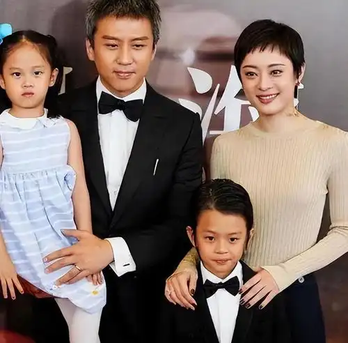 孙俪儿子近照曝光,12岁等等腿和胳膊一般细,瘦成竹竿一头卷发