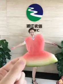 领导,这几个家伙上班不穿工作服还...还...还卖萌