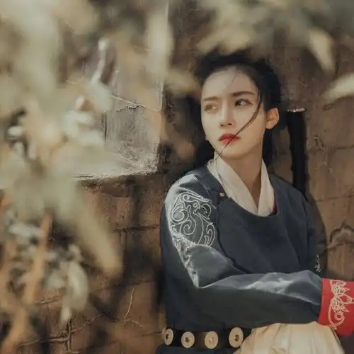 搞笑gif狗子进到烤肉店,不走了只能直接抱走了