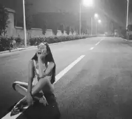 12句文艺唯美句子你笑我看你风华正茂,你哭我陪你画地为牢