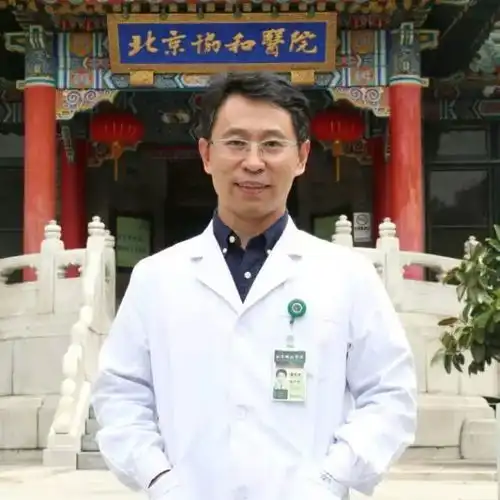 飞机上,一名医生捂住了她的嘴