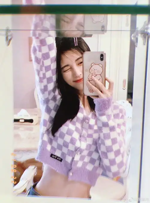 鞠婧祎穿黑色亮片吊带短裙侧颜精致甜美酷飒