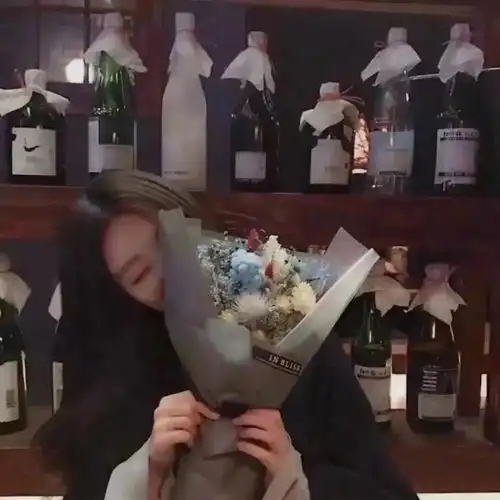 情侣头像女朋友化妆了要怎么亲她