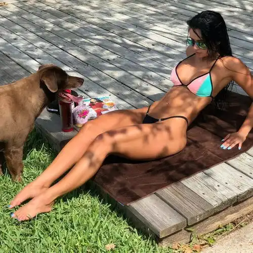 灰姑娘一脱成名天使面孔与魔鬼身材的完美化身