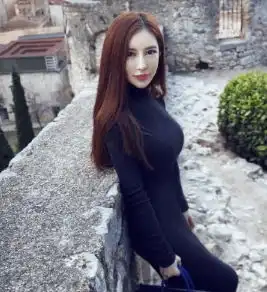 街拍小姐姐一身黑色的连衣裙,给人一种高冷的感觉