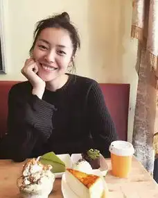 当刘雯单手托腮拍照的时候,她都在穿什么