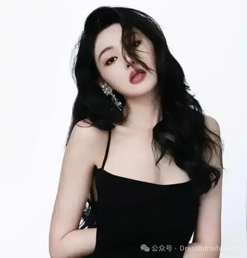 黑色抹胸吊带惊艳全场,火辣身姿让人心动不已
