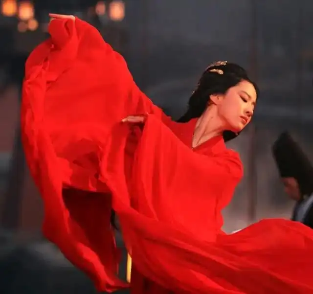 不愧是神仙姐姐,刘亦菲生图美上热搜,一袭红衣美得太犯规