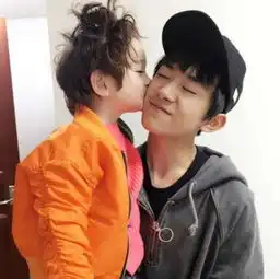 明星突然被粉丝亲吻许嵩吓的不敢动,易烊千玺却一脸享受