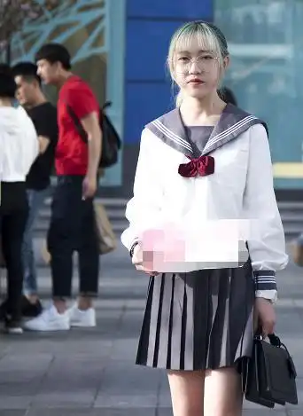 能把jk穿上街的美女,勇气也是很大的