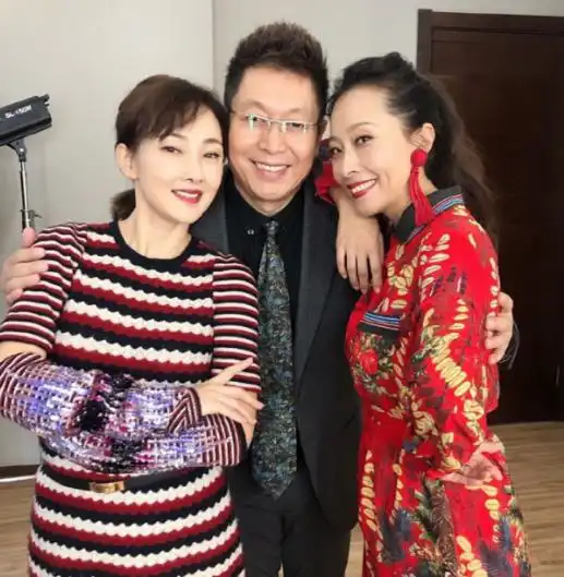5上春晚的笑星因老公去世,从此销声匿迹,如今再婚女儿已11岁