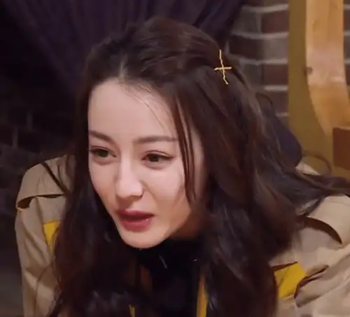 迪丽热巴躺地上大笑,岳云鹏王迅都看她,谁注意张艺兴真有耐心