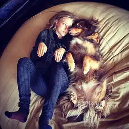 小红帽与狗狗做最佳拍档阿曼达谢弗雷德amandaseyfried与爱犬finn的各种可爱瞬间
