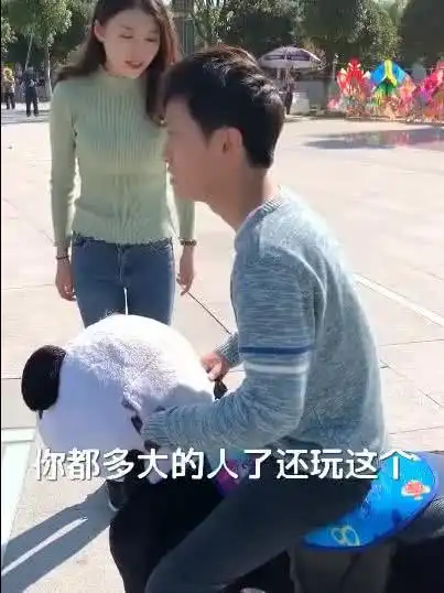 小哥哥在玩这个却被老婆嫌弃喊去买菜