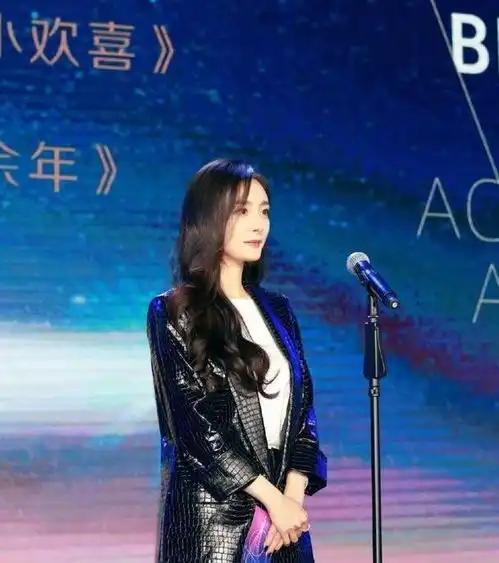 杨幂回母校参加校庆,黑西装配过膝长靴霸气十足,像是总裁去挖人