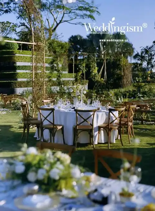 原木材质结合自然系花艺,一场充满了活力的户外婚礼