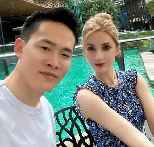 湖北小伙被外国美女模特倒追,生下两个混血女儿,大女儿超像杨幂