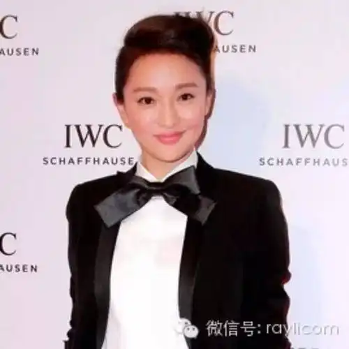 周迅范爷专注秀帅气的美女纸都穿上了小王子款西装