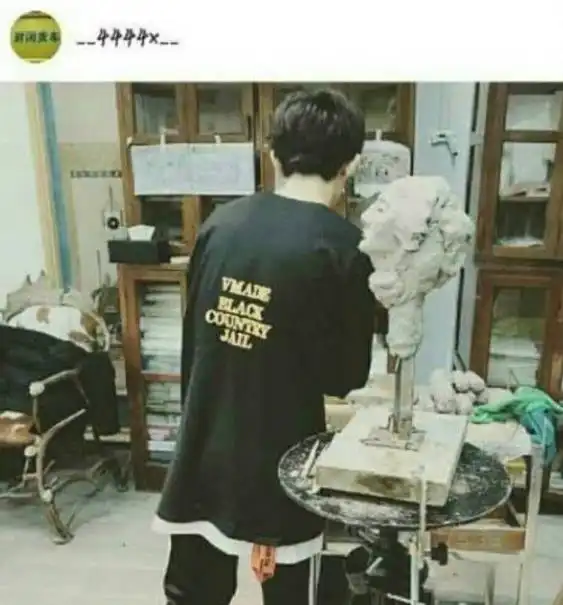 易烊千玺模仿泥塑拍照,神还原晒的施工照,侧脸堪称颜值巅峰