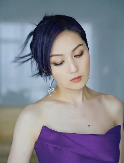 杨千嬅出席央视财经晚会紫色抹胸造型温婉大气