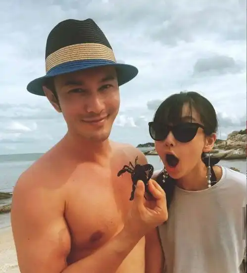 杨颖自称其实我挺开心的,网友却发现左手婚戒已经悄悄摘掉了