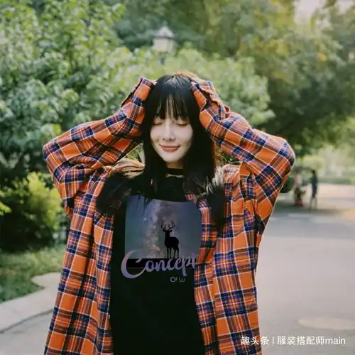 38岁李小璐托腮卖萌好可爱,私服穿搭清新减龄,不减昔日少女风采