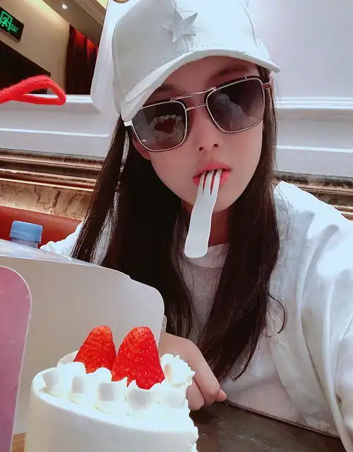 张馨予晒肆无忌惮吃蛋糕的照片,网友注意力却放在墨镜反光处