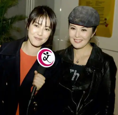 李易峰的神秘母亲不简单,家世显赫,年轻时是女神