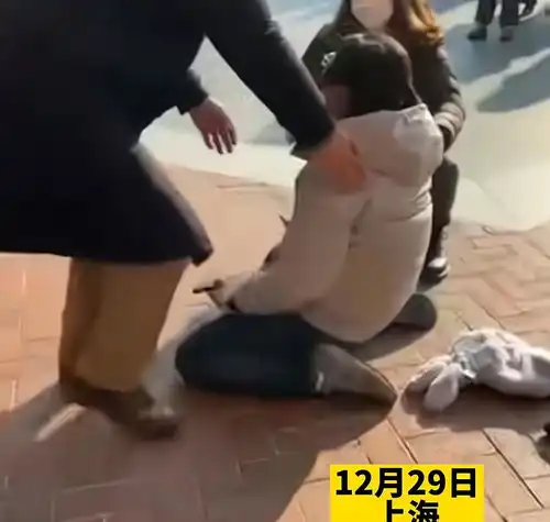 迪士尼超5000人深夜排队买玩偶,有人憋到尿血,到底谁是谁的玩偶