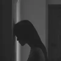 qq女生伤感头像黑白黑白照伤感女生qq头像
